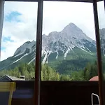 Haus Gruenstein ホームステイ *